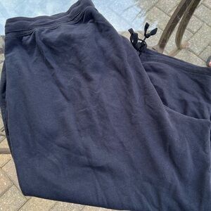 Avenue Women’s Black Capri joggers